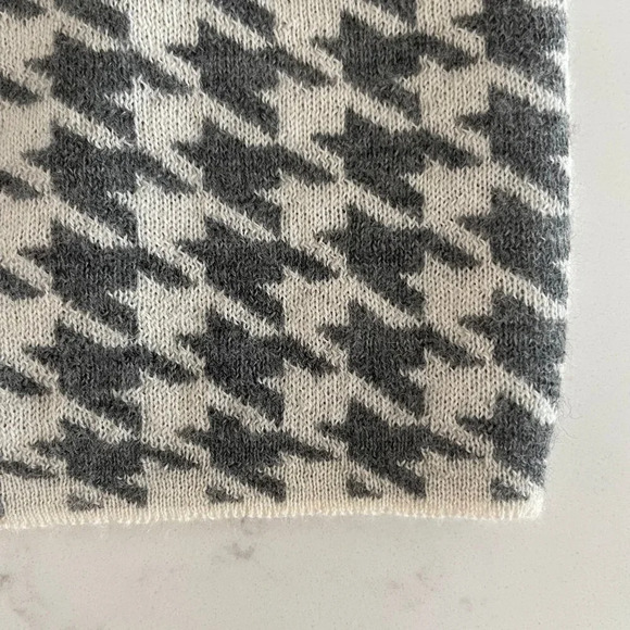 Kier+J Lg Slv Houndstooth Crew Nk Cashmere Knit Sweater Grey + White Sz S NWOT - Picture 4 of 9